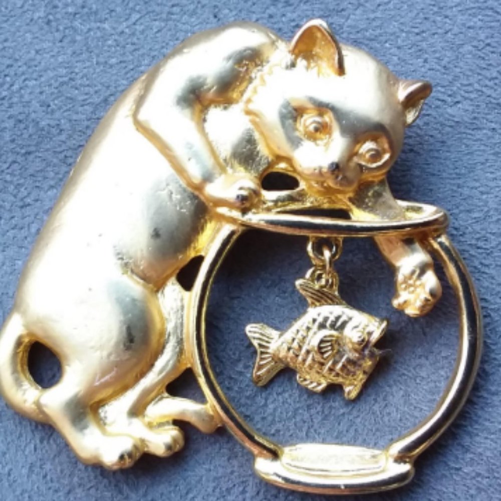 JJ Cat and Fish Brooch, Vintage Gold Pewter Cat
